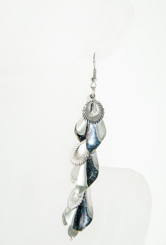 Long silver dangling earrings - Desi Royale