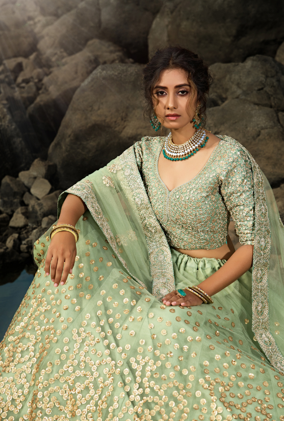 Sabyasachi Bride Stuns In A Royal Green Lehenga, Contrasts It With  Embellished Magenta 'Choli'