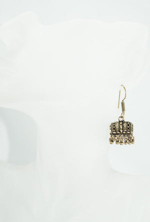 Gold metal earrings with beads - Desi Royale