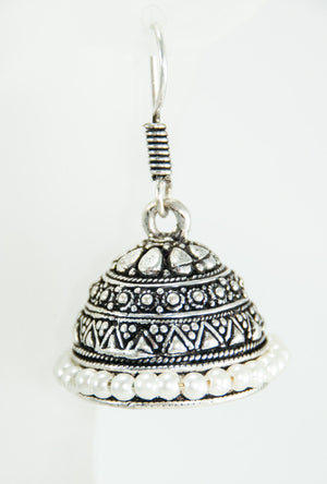 Black metal earrings with white beads - Desi Royale