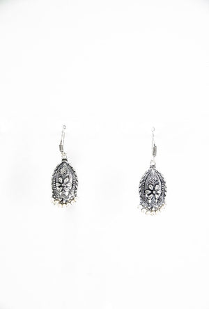 Silver oval earrings - Desi Royale