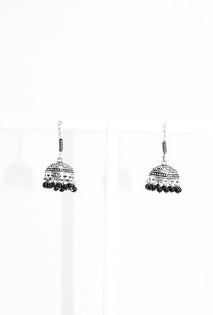 Black metal earrings with beads - Desi Royale