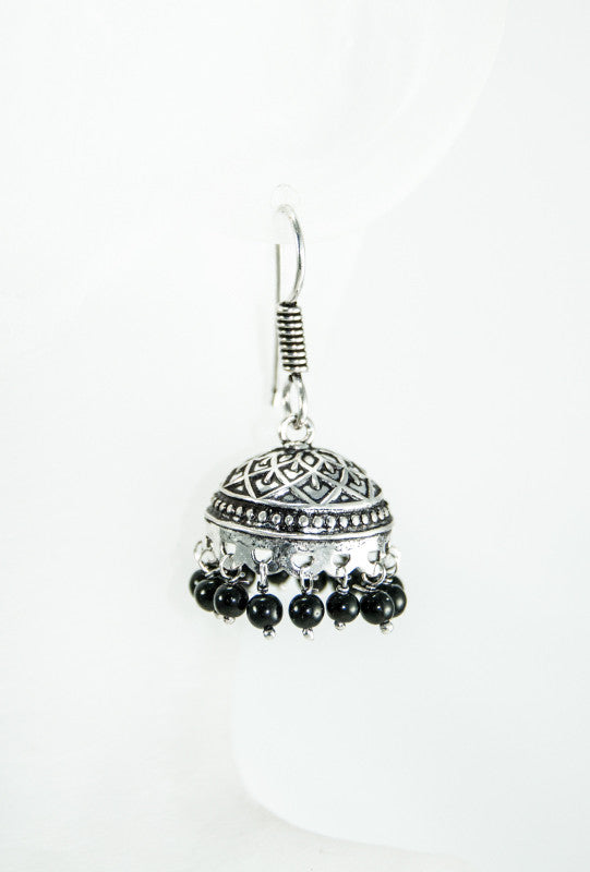 Black metal earrings with beads - Desi Royale